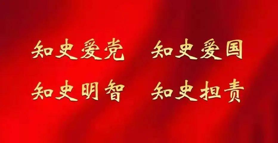 蓝色连衣裙配黑色马丁靴，既酷又帅，而且气场十足