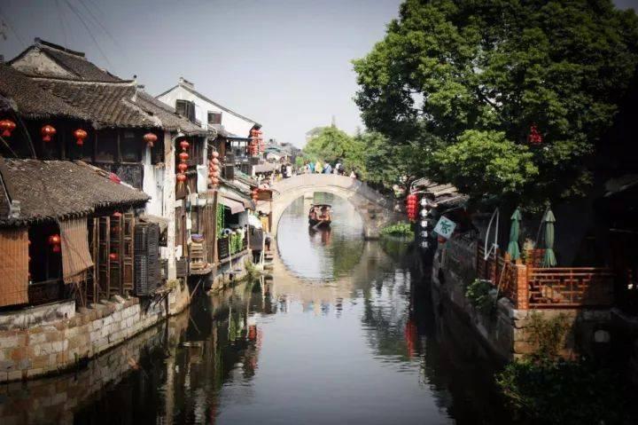 河南老农民修缮旧房,瓦片下发现一枚子弹,深藏74年的秘密揭开